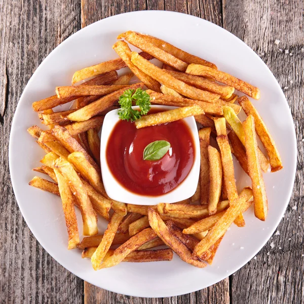 Papas fritas y salsa de tomate —  Fotos de Stock