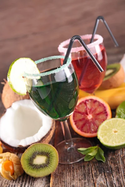 Fruit cocktails and fresh fruits — Stock Photo, Image