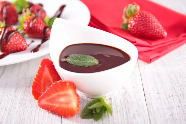 Chocolate sauce and strawberry — Stock Photo, Image