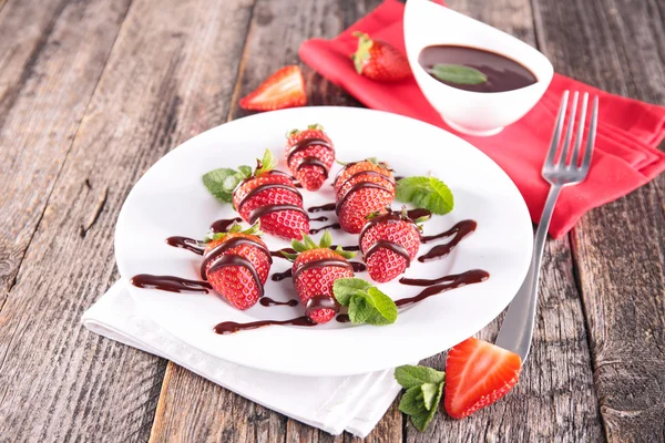 Aardbeien en chocolade weergave — Stockfoto