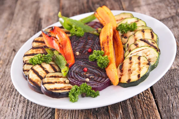 Verduras a la parrilla en plato blanco —  Fotos de Stock