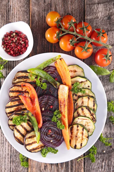 Beyaz tabak ızgara sebze