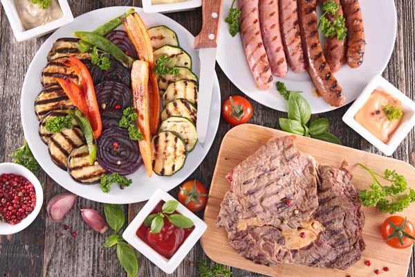 Мясо на гриле, колбасы и овощи — стоковое фото
