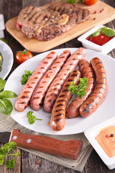 Carne grelhada e salsichas com manjericão — Fotografia de Stock