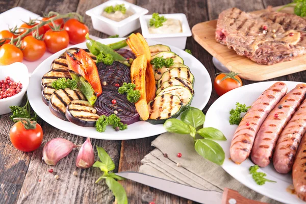 Carne a la parrilla, embutidos y verduras — Foto de Stock