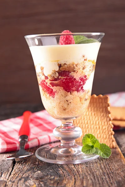 Tiramisu com framboesas no copo — Fotografia de Stock