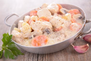 Blanquette yemek masaya servis