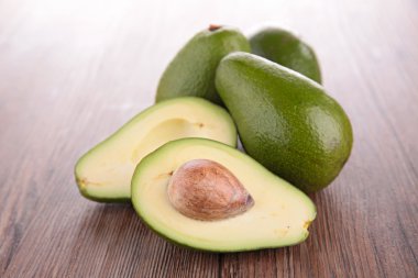Ahşap üzerine yeşil taze avokado