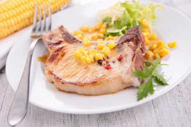 Kızarmış domuz mısır salatası ile