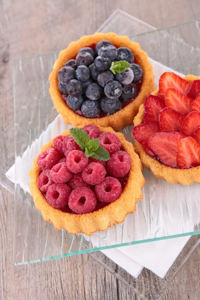 Маленькі торти з ягодами — стокове фото