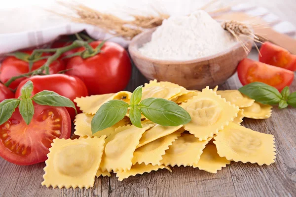 Färsk rå ravioli och ingredienser — Stockfoto