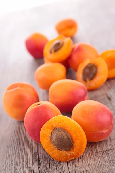Свіжі абрикоси на столі — стокове фото