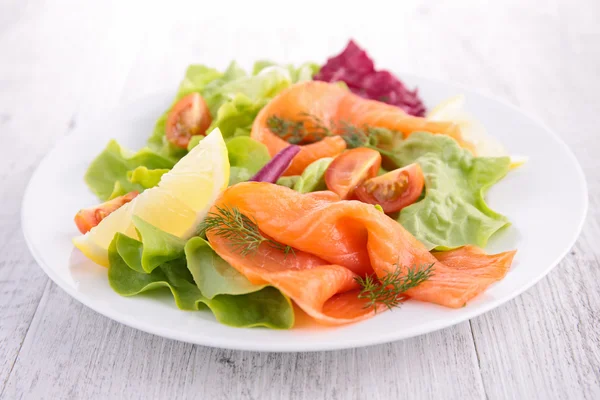 Салат с копченым лососем — стоковое фото