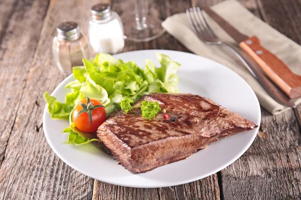흰색 접시에 구운된 쇠고기 — 스톡 사진