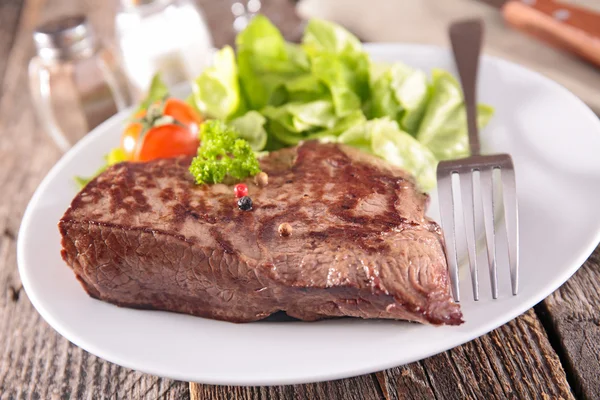 Gegrilltes Rindfleisch in weißem Teller — Stockfoto