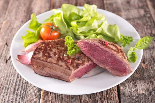 Carne a la parrilla en plato blanco — Foto de Stock