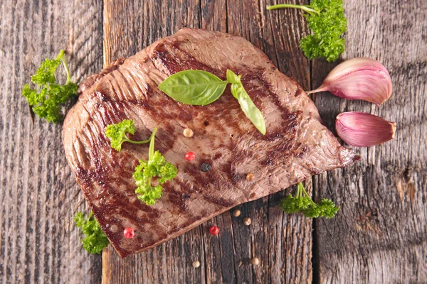 Carne grelhada com salsa e manjericão — Fotografia de Stock