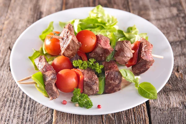Beef kebab in white plate with vegetables — Stock Photo, Image