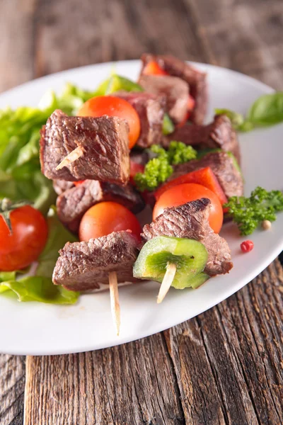 Kebab de res en plato blanco con verduras — Foto de Stock