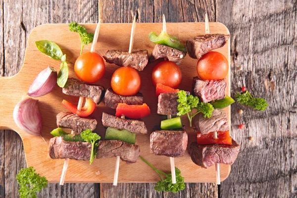 Carnes y verduras a la parrilla en el escritorio — Foto de Stock