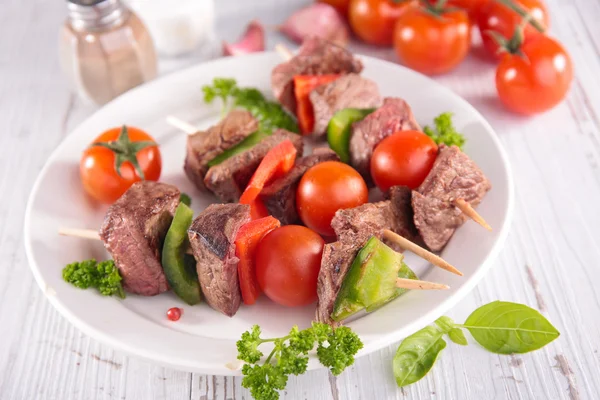 Carne y hortalizas a la parrilla —  Fotos de Stock