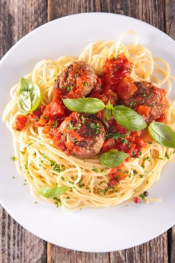 Spagetti sosu ve fesleğen ile