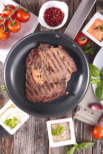 Gegrilltes Rindfleisch in Pfanne mit Soßen — Stockfoto