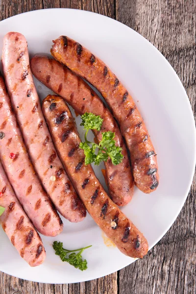 Salsicce grigliate in piatto bianco — Foto Stock
