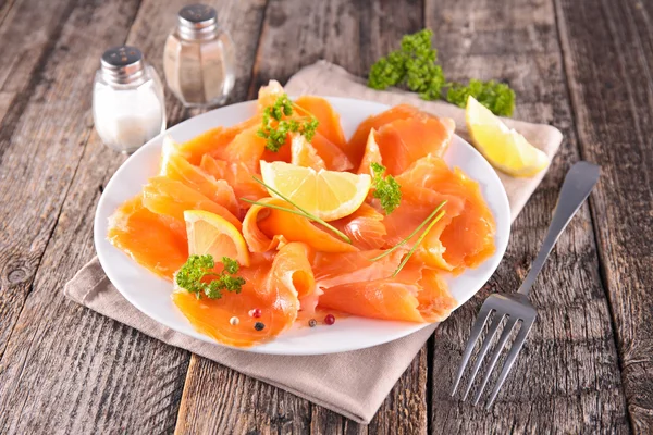 Salmón ahumado con limón y perejil —  Fotos de Stock