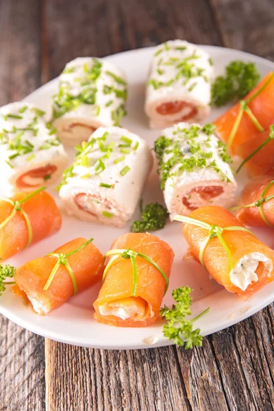 Canapé com queijo, salmão e ervas — Fotografia de Stock