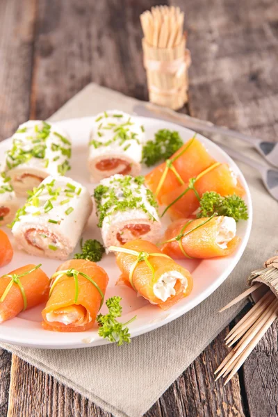 Canapé com queijo, salmão e ervas — Fotografia de Stock