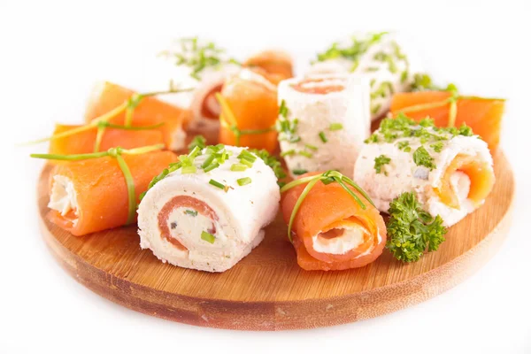 Canapé com queijo, salmão e ervas — Fotografia de Stock