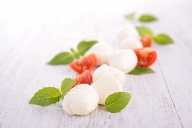 Mozzarella ve fesleğenli domates