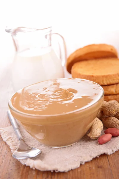 Mantequilla de cacahuete en tazón — Foto de Stock