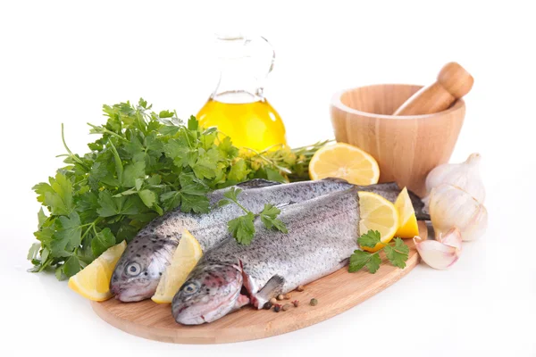 Peces crudos a bordo con hierbas —  Fotos de Stock