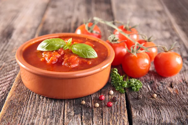 Pomodori salsa di pomodoro fresco su legno — Foto Stock