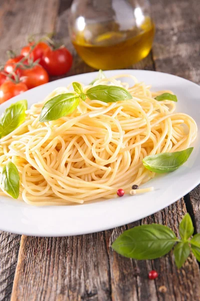 Espaguetis con albahaca en plato blanco — Foto de Stock