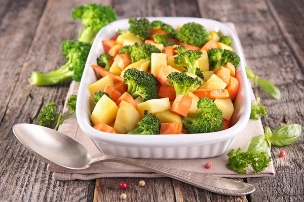 Warzywa w naczyniu z ziołami — Zdjęcie stockowe