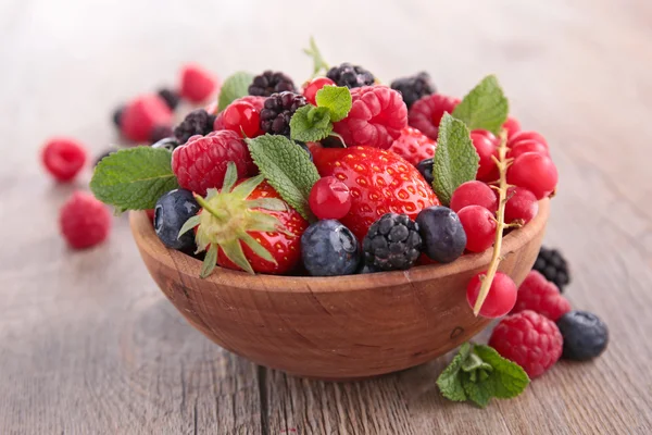 Obstsalat in Schüssel mischen — Stockfoto