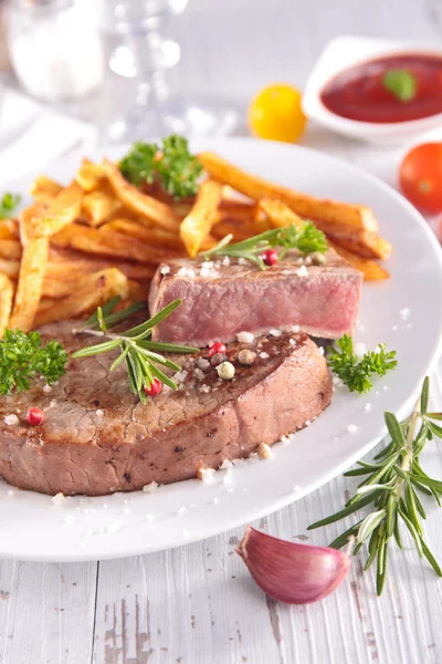 Bife grelhado e batatas fritas — Fotografia de Stock