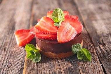 Çilekli çikolatalı pasta.