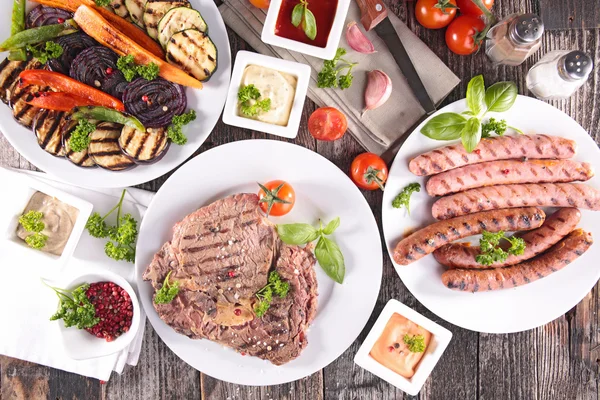 Grilled beef, sausage and vegetables — Stock Photo, Image