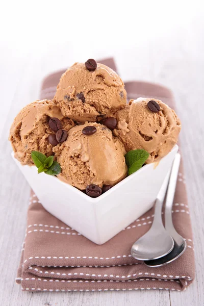 Chocolate ice cream in bowl — Stock Photo, Image