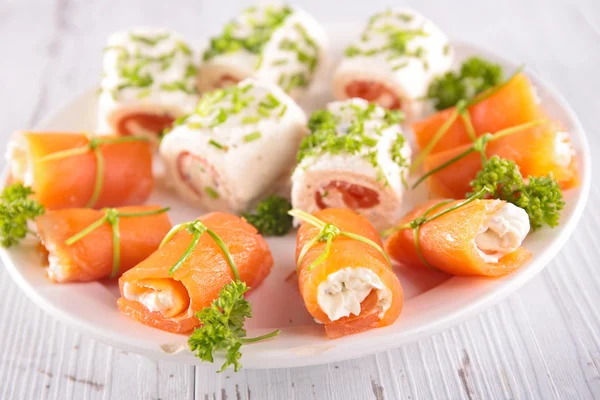 Rollos con queso y salmón — Foto de Stock