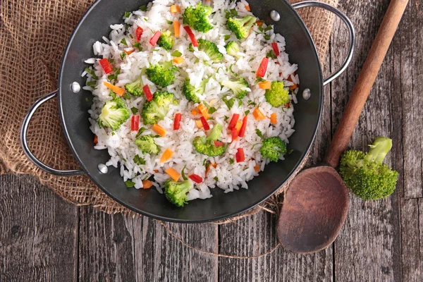 Reis mit Gemüsescheiben — Stockfoto