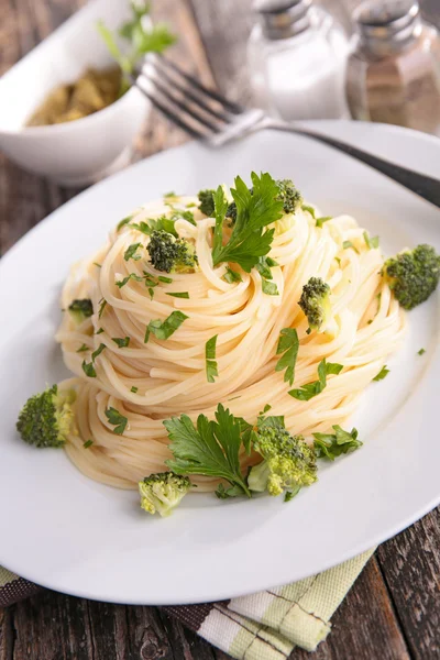 Espaguetis con hierbas en plato blanco — Foto de Stock