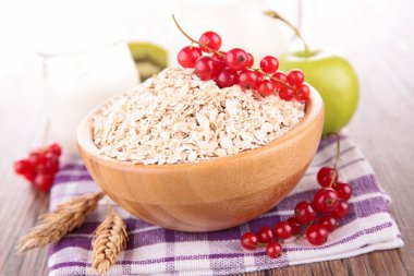 Kuş üzümü ile müsli kase