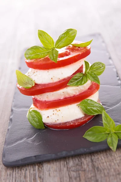 Ensalada de tomate con mozzarella —  Fotos de Stock