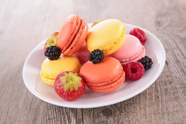 Macarons colorés sur assiette — Photo