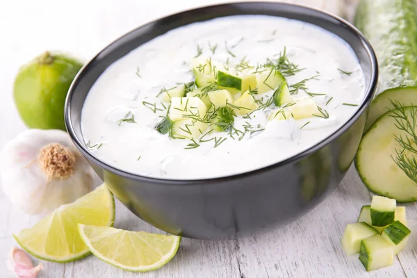 Yogurt sauce with vegetables — Stock Photo, Image